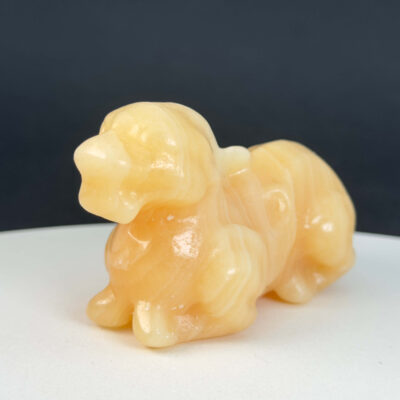 Gul Calsit Foo Dog med detaljeret udskæring og naturlig struktur