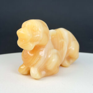 Gul Calsit Foo Dog krystal med varm gul farve og glat finish