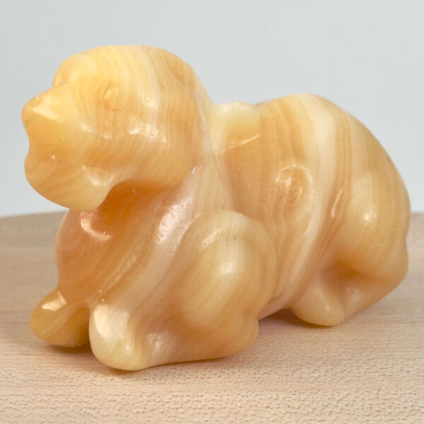 Gul Calsit Foo Dog krystal med varm gul farve og glat finish