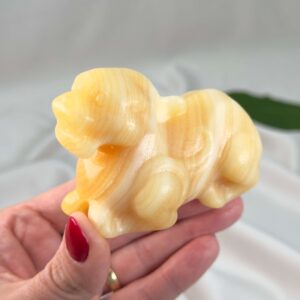 Gul Calsit Foo Dog krystal med varm gul farve og glat finish