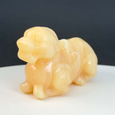 Gul Calsit Foo Dog figur med gyldne nuancer og markant form