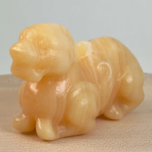 Gul Calsit Foo Dog figur med gyldne nuancer og markant form