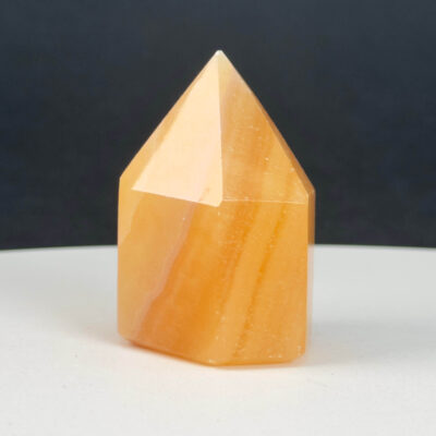 Gul Calsit Tårn krystal med detaljeret form og poleret struktur
