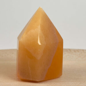 Gul Calsit Tårn krystal med detaljeret form og poleret struktur