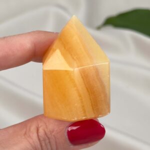Gul Calsit Tårn krystal med detaljeret form og poleret struktur