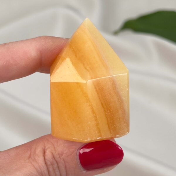 Gul Calsit Tårn krystal med detaljeret form og poleret struktur