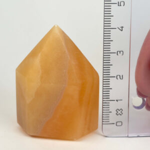 Gul Calsit Tårn krystal med detaljeret form og poleret struktur