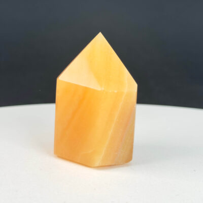 Gul Calsit Tårn figur med naturlige variationer og gyldne toner