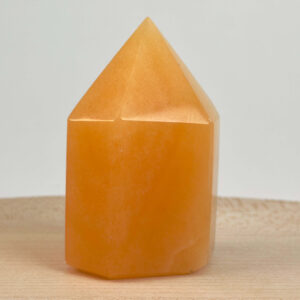 Gul Calsit Tårn figur med naturlige variationer og gyldne toner