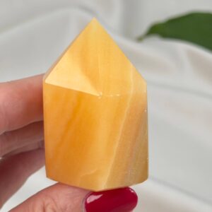 Gul Calsit Tårn figur med naturlige variationer og gyldne toner