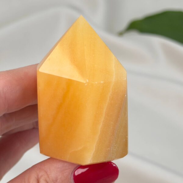 Gul Calsit Tårn figur med naturlige variationer og gyldne toner
