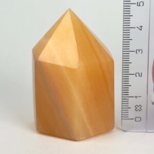 Gul Calsit Tårn figur med naturlige variationer og gyldne toner