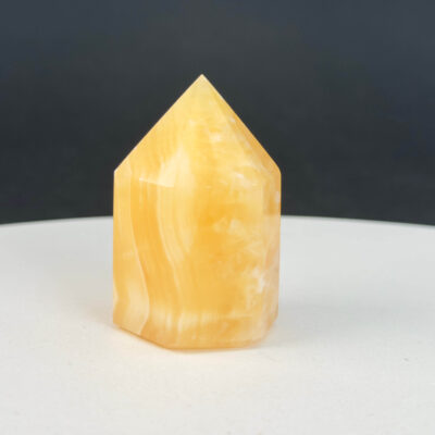 Gul Calsit Tårn krystal med glat finish og spids top