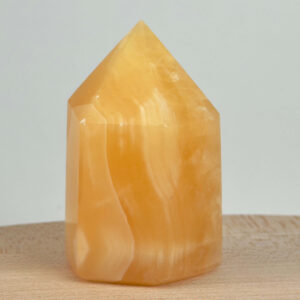 Gul Calsit Tårn krystal med glat finish og spids top