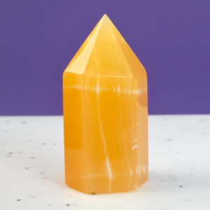 Gul Calsit Tårn krystal med gyldne nuancer og poleret overflade
