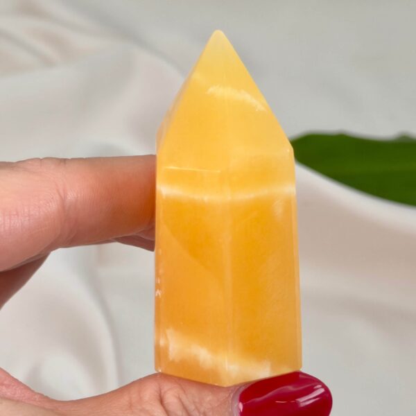 Gul Calsit Tårn krystal med gyldne nuancer og poleret overflade