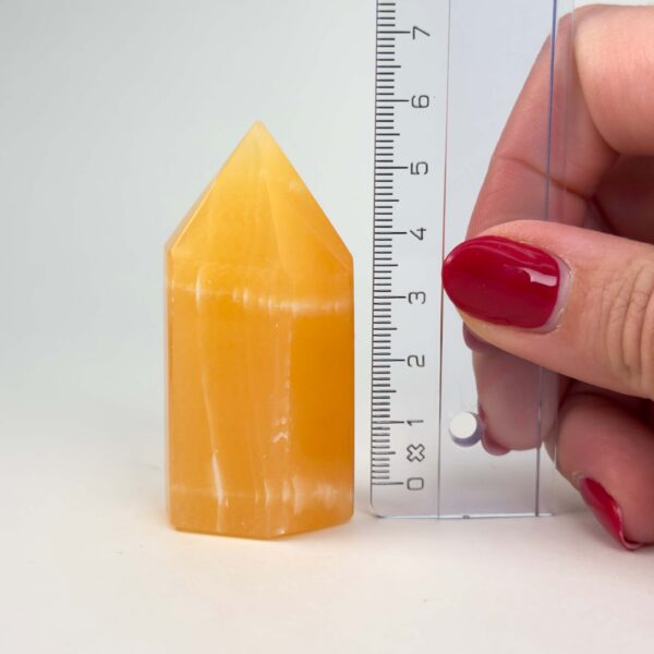 Gul Calsit Tårn krystal med gyldne nuancer og poleret overflade