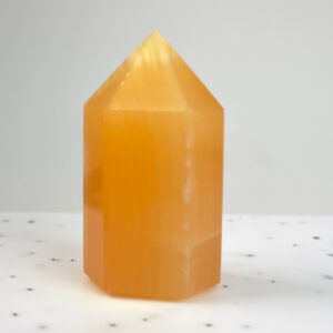 Gul Calsit Tårn med slebne flader og varm gul farve