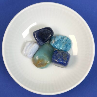 Healingssæt til halschakra med amazonit, blondeagat, blå apatit og lapis lazuli i rolig og harmonisk opstilling