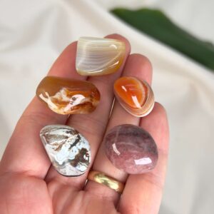 Healingssæt til harachakra med botswana agat, crazy lace agat, jordbærkvarts, karneol og sardonyx i varm og harmonisk opstilling