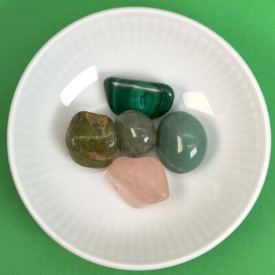Healingssæt til hjertechakra med grøn aventurin, malakit, prehnit, rosakvarts og unakit i blid og harmonisk opstilling