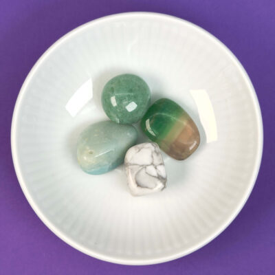 Healingssæt til Jomfruen med amazonit, fluorit, howlit og grøn aventurin i rolig og harmonisk opstilling