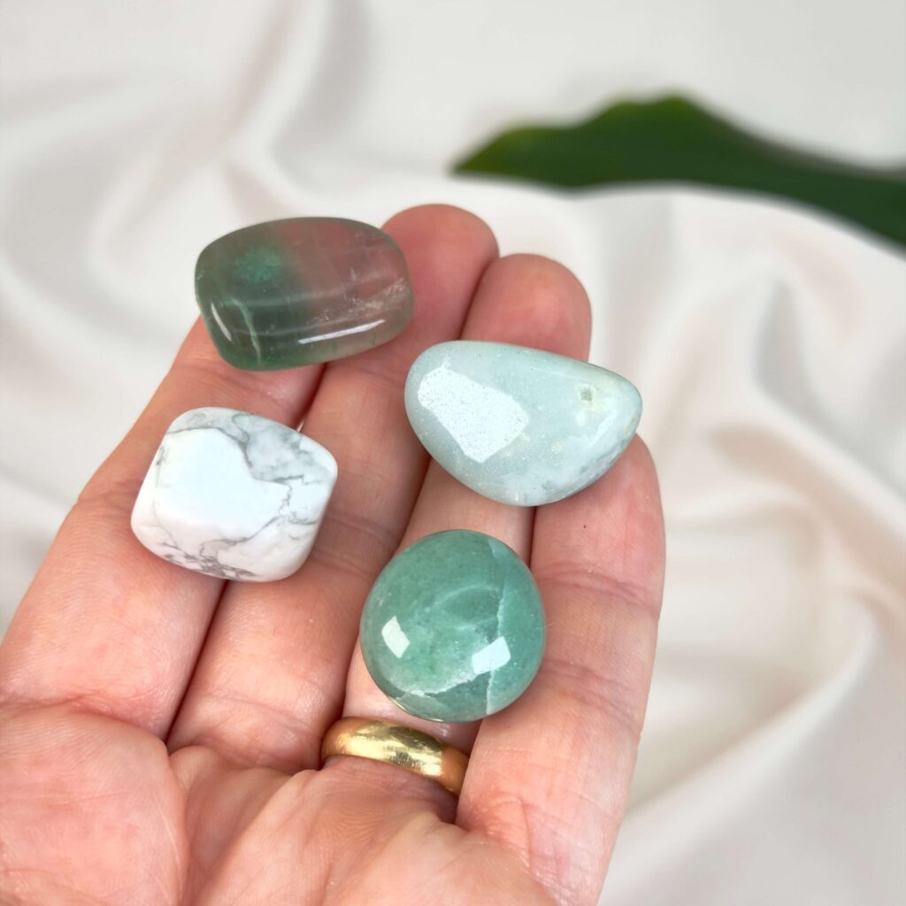 Stjernetegn - Hvilke krystaller passer til dig? 8 Healingssæt til Jomfruen med amazonit, fluorit, howlit og grøn aventurin i rolig og harmonisk opstilling