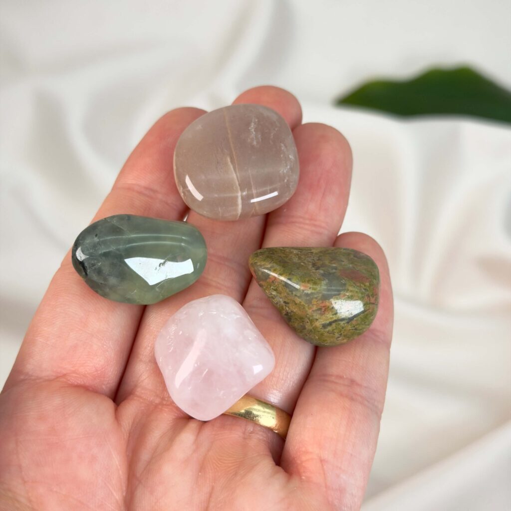 Stjernetegn - Hvilke krystaller passer til dig? 6 Healingssæt til Krebsen med månesten, unakit, rosakvarts og prehnit i blid og harmonisk opstilling