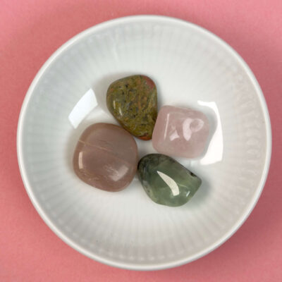 Healingssæt til Krebsen med månesten, unakit, rosakvarts og prehnit i blid og harmonisk opstilling