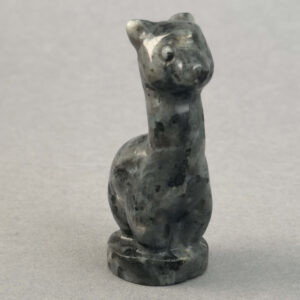 Krystal alpaca der symboliserer ro, tryghed og blid energi perfekt som en kærlig påmindelse om nærvær og indre balance