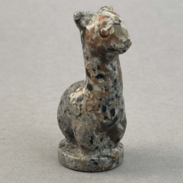 Krystal alpaca der symboliserer ro, tryghed og blid energi perfekt som en kærlig påmindelse om nærvær og indre balance