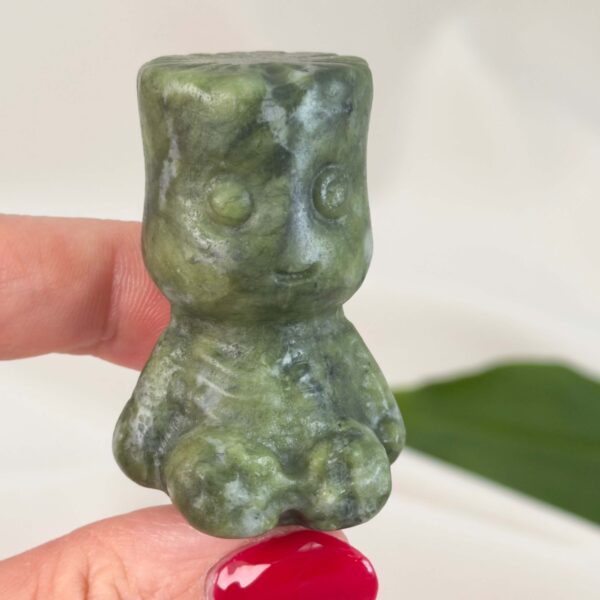 Fin krystal figur til jordforbindelse og ro. Vælg mellem flere materialer.