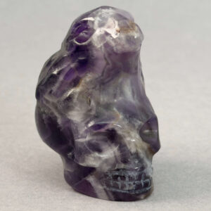 Krystal ravn på kranie figur med detaljeret udskæring, symbol på transformation, indsigt og livets cyklus i unik dekorativ krystalform