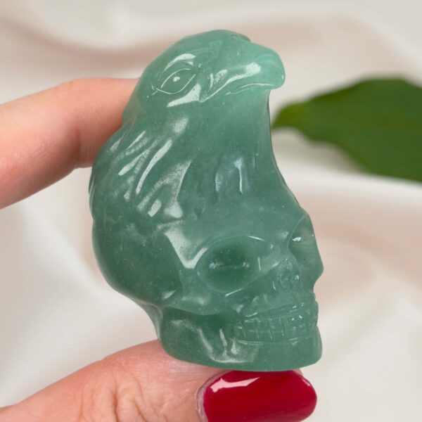 Krystal ravn på kranie figur med detaljeret udskæring, symbol på transformation, indsigt og livets cyklus i unik dekorativ krystalform