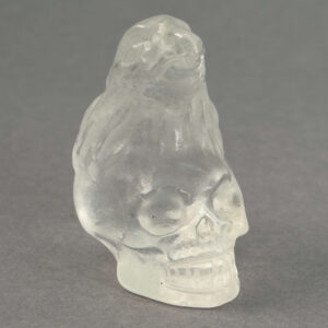 Krystal ravn på kranie figur med detaljeret udskæring, symbol på transformation, indsigt og livets cyklus i unik dekorativ krystalform