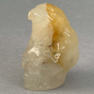 Krystal ravn på kranie figur med detaljeret udskæring, symbol på transformation, indsigt og livets cyklus i unik dekorativ krystalform