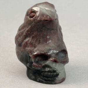 Krystal ravn på kranie figur med detaljeret udskæring, symbol på transformation, indsigt og livets cyklus i unik dekorativ krystalform