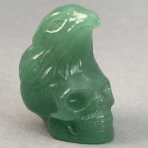 Krystal ravn på kranie figur med detaljeret udskæring, symbol på transformation, indsigt og livets cyklus i unik dekorativ krystalform