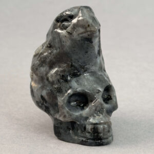 Krystal ravn på kranie figur med detaljeret udskæring, symbol på transformation, indsigt og livets cyklus i unik dekorativ krystalform