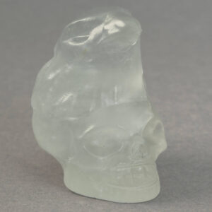 Krystal ravn på kranie figur med detaljeret udskæring, symbol på transformation, indsigt og livets cyklus i unik dekorativ krystalform