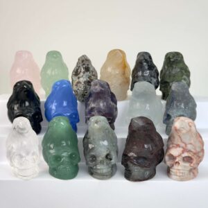 Krystal ravn på kranie figur med detaljeret udskæring, symbol på transformation, indsigt og livets cyklus i unik dekorativ krystalformv