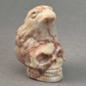 Krystal ravn på kranie figur med detaljeret udskæring, symbol på transformation, indsigt og livets cyklus i unik dekorativ krystalform