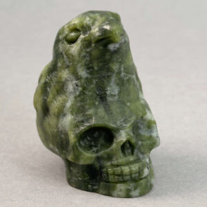 Krystal ravn på kranie figur med detaljeret udskæring, symbol på transformation, indsigt og livets cyklus i unik dekorativ krystalform