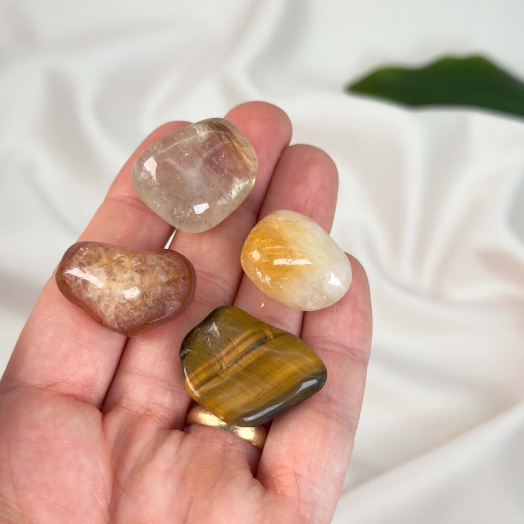Stjernetegn - Hvilke krystaller passer til dig? 7 Healingssæt til Løven med citrin, karneol, rutilkvarts og tigerøje i energisk og balanceret opstilling