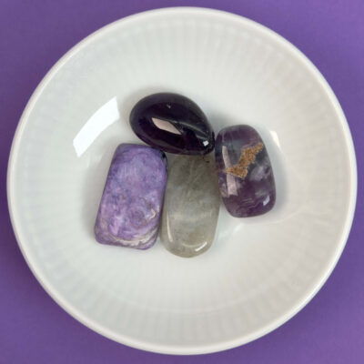 Healingssæt til pandechakra med ametyst, charoit, fluorit og labradorit i spirituel og harmonisk opstilling