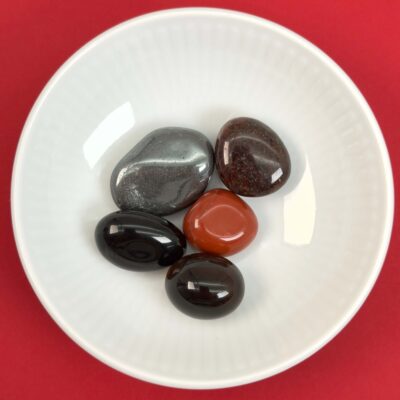 Healingssæt til rodchakra med granat, hæmatit, sort obsidian, rød jaspis og røgkvarts i kraftfuld og jordnær opstilling