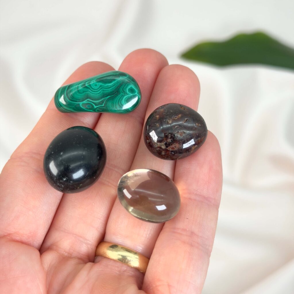 Stjernetegn - Hvilke krystaller passer til dig? 10 Healingssæt til Skorpionen med sort obsidian, malakit, granat og røgkvarts i balanceret og kraftfuld opstilling 💎