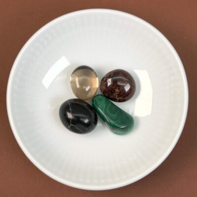 Healingssæt til Skorpionen med sort obsidian, malakit, granat og røgkvarts i balanceret og kraftfuld opstilling 💎