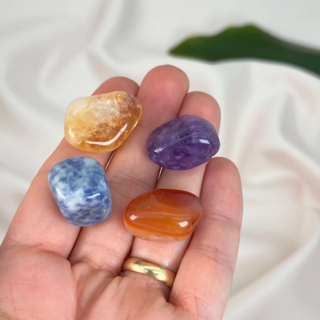 Stjernetegn - Hvilke krystaller passer til dig? 11 Healingssæt til Skytten med ametyst, citrin, karneol og sodalit i energisk og balanceret opstilling
