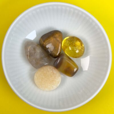 Healingssæt til solar plexus chakra med citrin, gul calsit, mookaite, rutilkvarts og tigerøje i energifyldt og balanceret opstilling